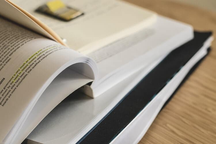 The One Place You Shouldn't Get Your Textbooks and 5 Places You Should