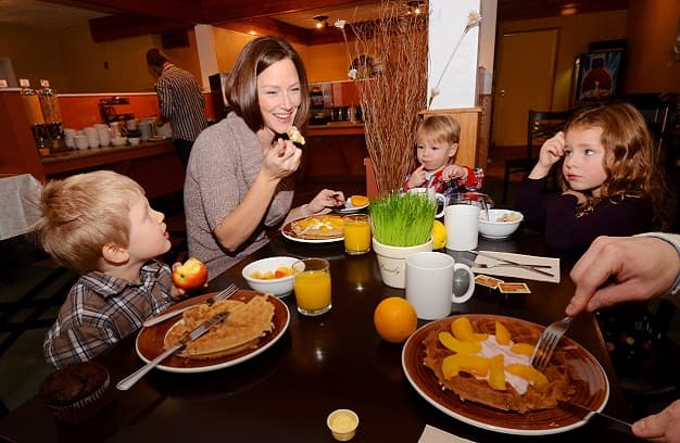 20 Popular Restaurants Where Kids Eat Free (or Extremely Cheap)